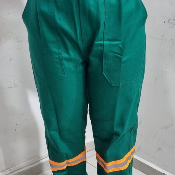 CALÇA BRIM VERDE COM BOTÃO REFLETIVO LARANJA