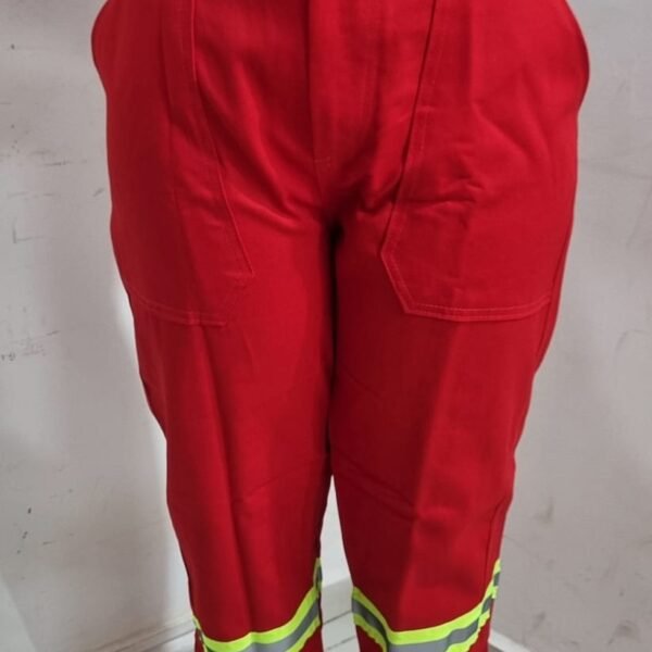 CALÇA BRIM VERMELHA COM BOTÃO REFLETIVO LARANJA